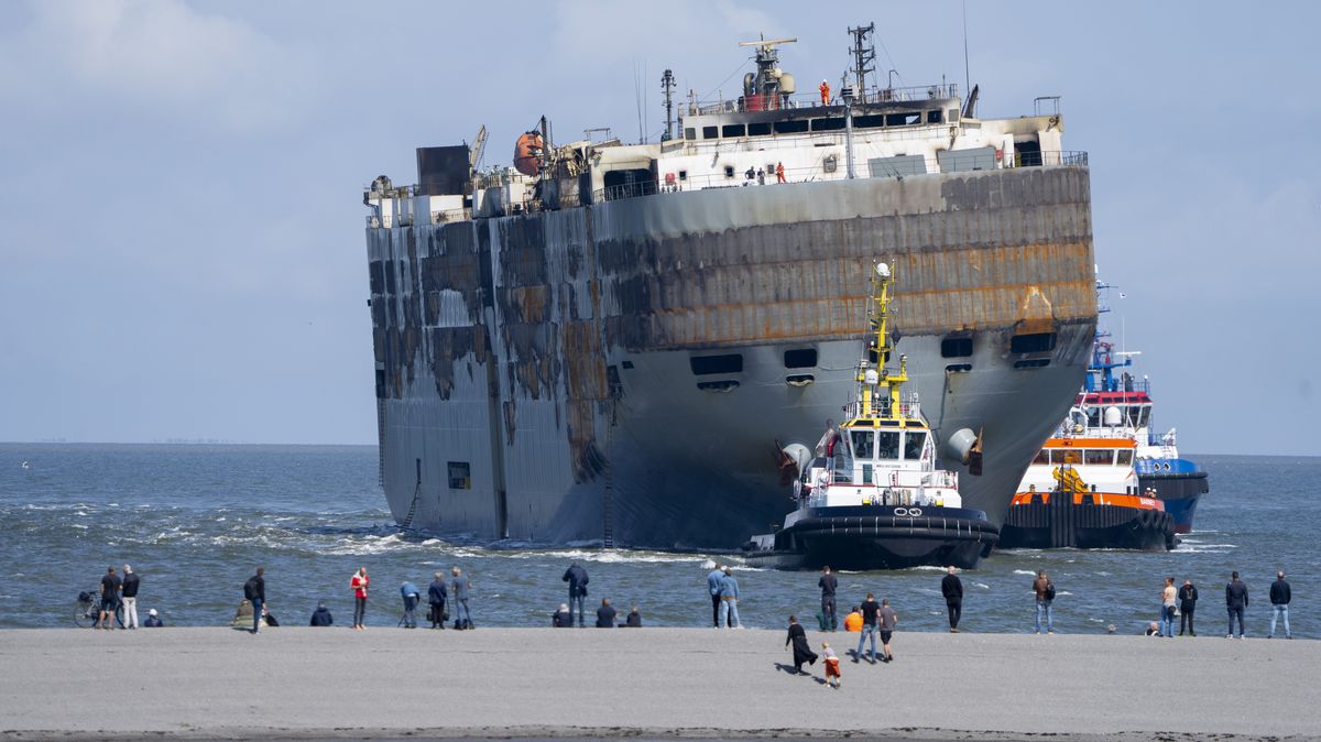 Ohořelý vrak lodi s nákladem tisíců aut je už v přístavu